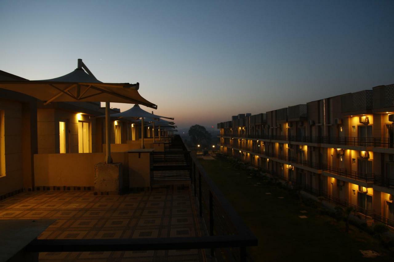 Anandam Clarks Inn Suites Vrindāvan מראה חיצוני תמונה